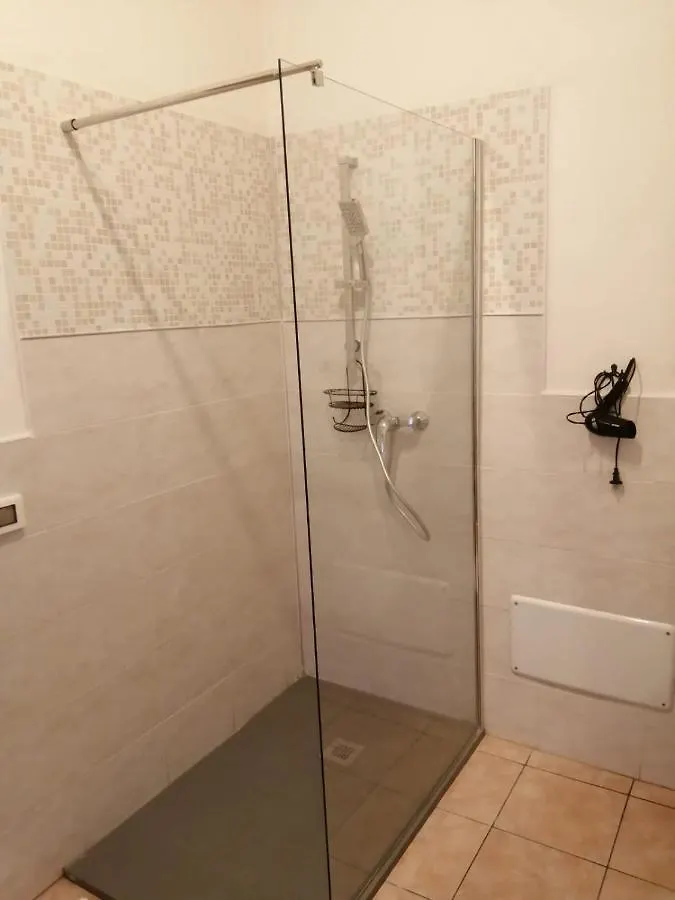 Gira Guest House Como