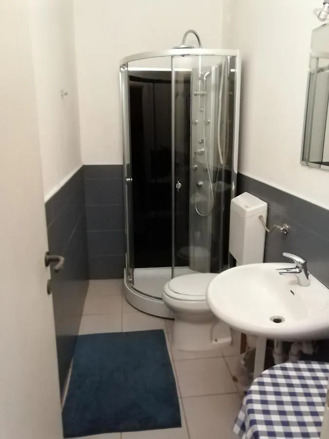 Gira Guest House Como