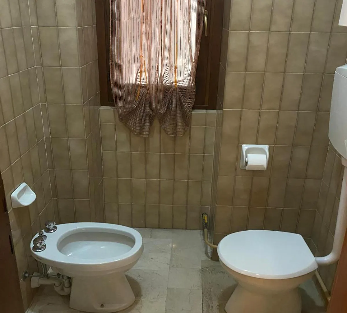 Gira Guest House Como 0*,  Italien