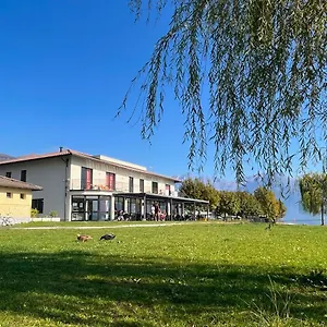 Lake Como Beach Hostel Vandrarhem