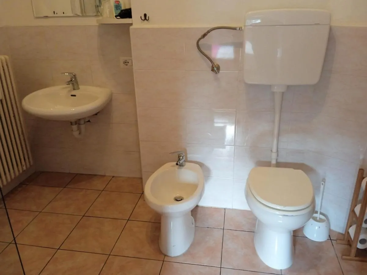 Gira Guest House Como