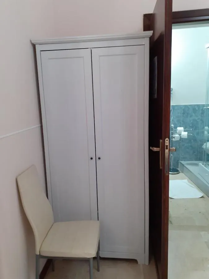 Gira Guest House Como 0*,  Italy