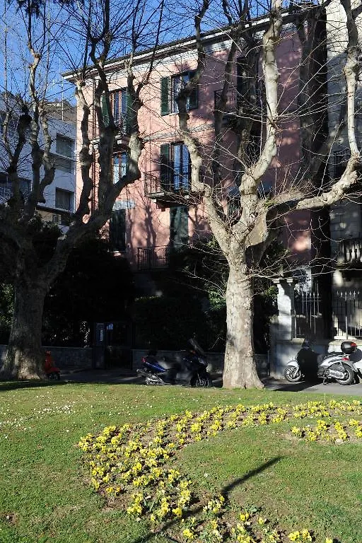 Gira Guest House Como 0*,  Italy