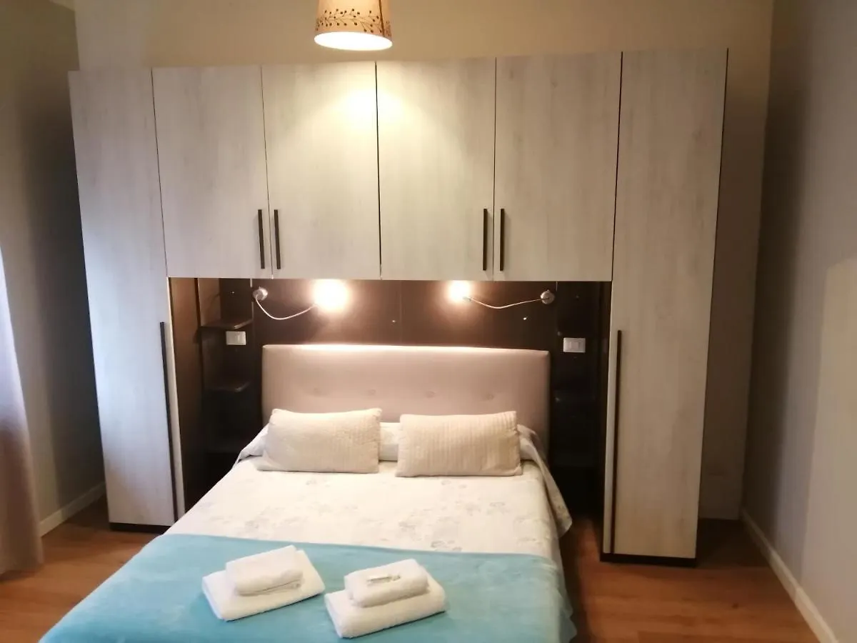 Gira Guest House Como 0*,  Italy
